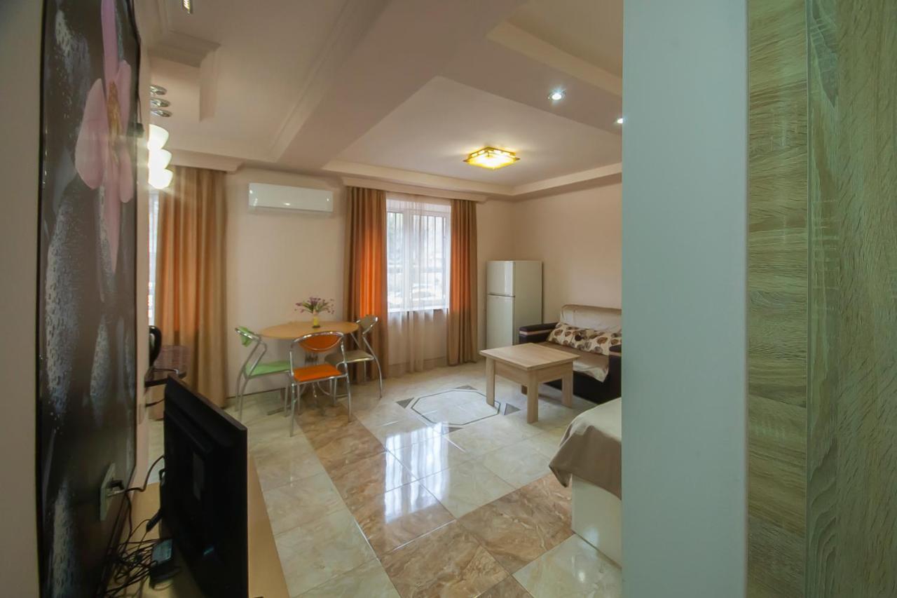 Studio On Papazyan 12 Yerevan Exterior photo